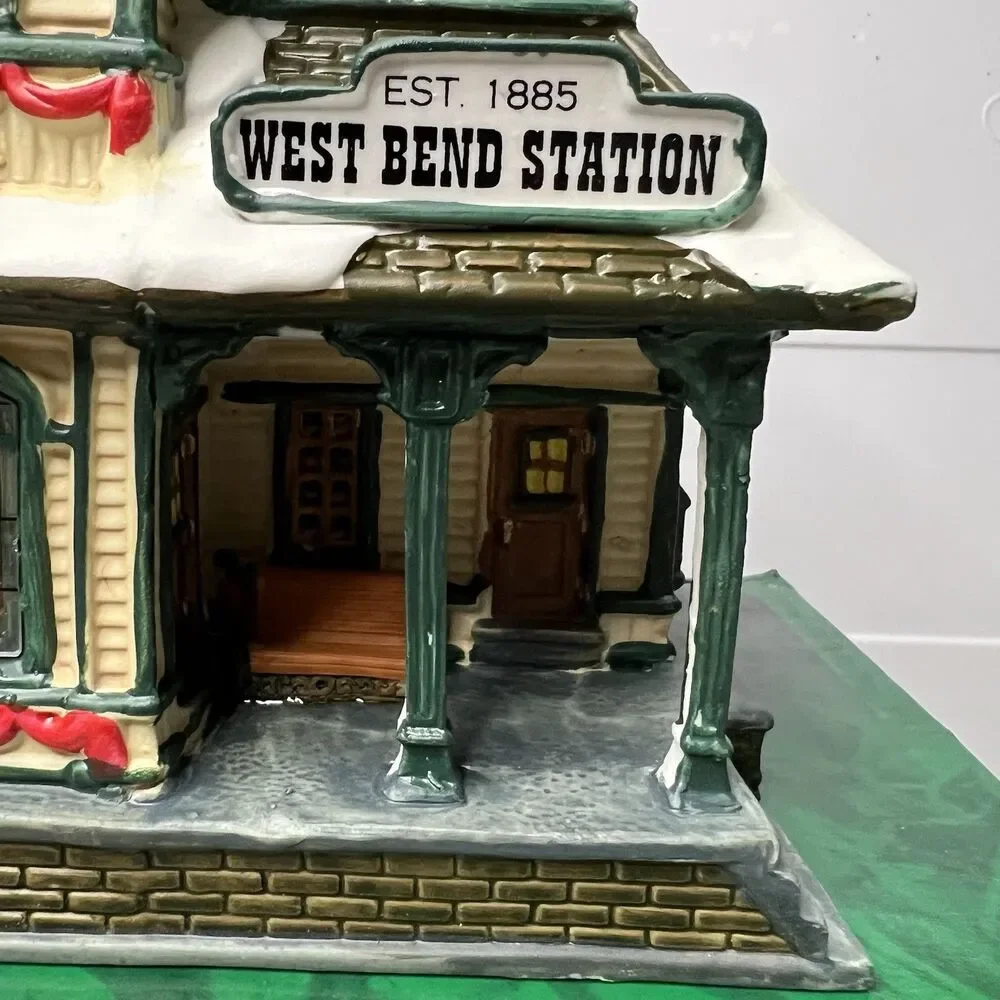 Lemax Coventry Cove West Bend Station Christmas Village 2002 Vintage EUC Vintage